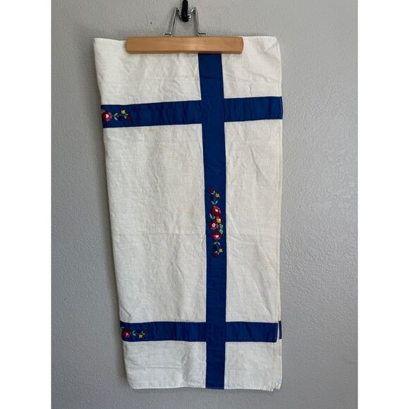 Vintage Hand Embroidered Table Topper Floral 30" x 30" - Picture 8 of 10